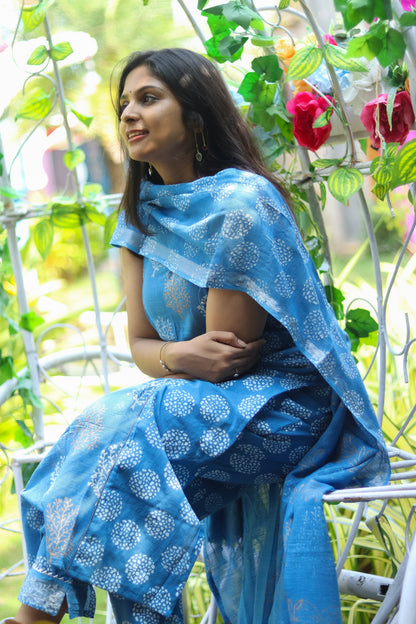 Floral blue linen cotton women kurta set with lining(sleeves attached inside)